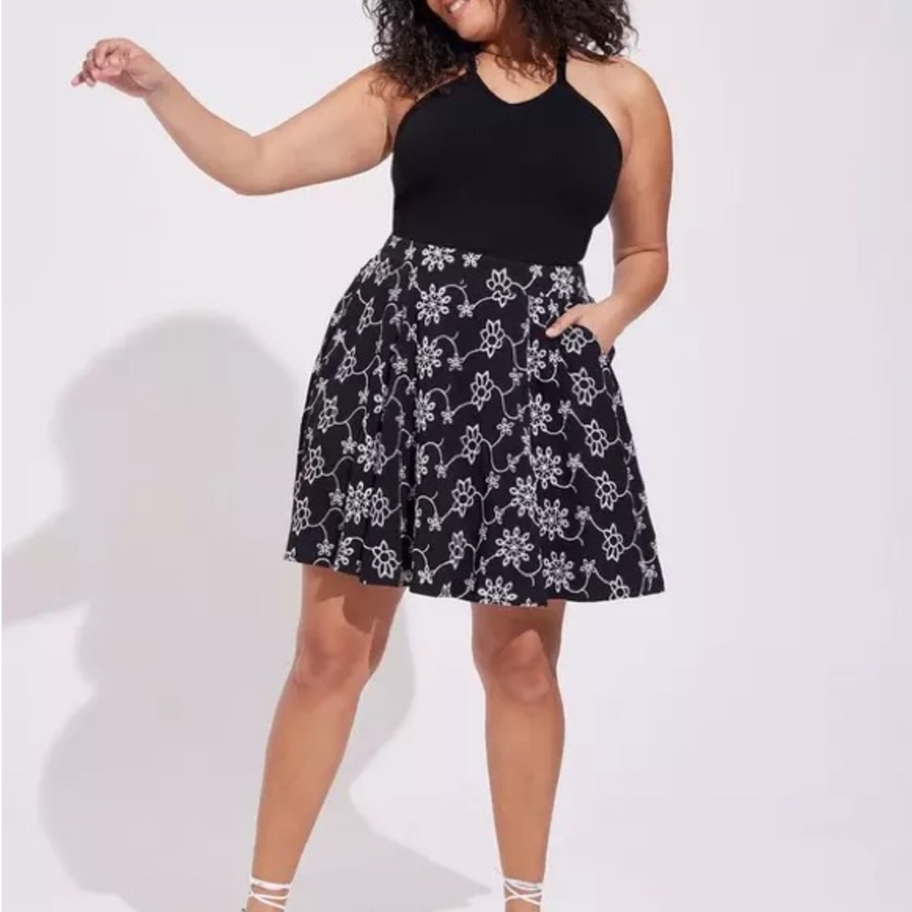 Torrid 5 5X Mini Black White Eyelet Embroidered High Waist Skirt‎ Pockets Plus - Picture 2 of 8